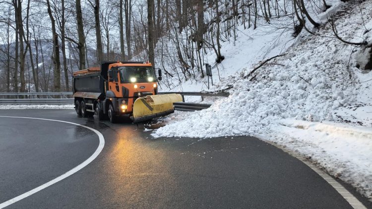 FOTO: Atenție șoferi, avalanșă pe DN 18 în Pasul Gutâi!