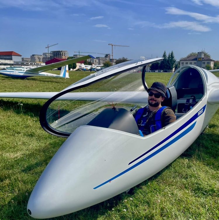 Ultimele zile de înscriere la cursuri de planorism și parașutism