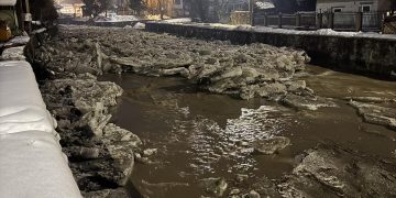 VIDEO: Intervenție reușită pe râul Botiza. Pod de gheață spart cu utilajele