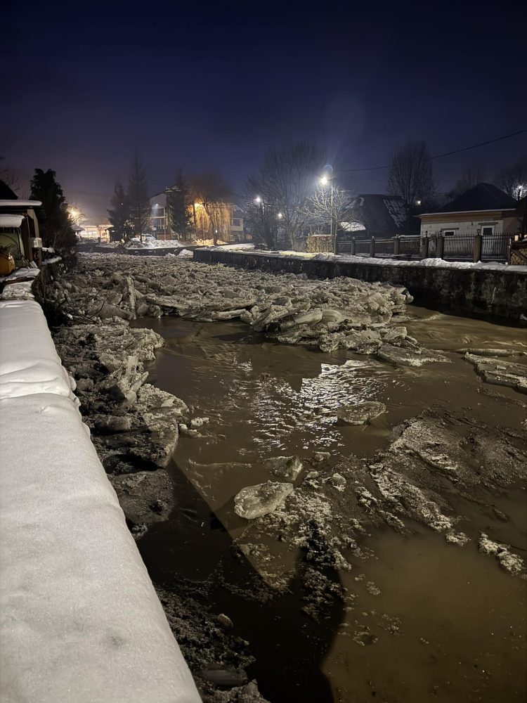 VIDEO: Intervenție reușită pe râul Botiza. Pod de gheață spart cu utilajele
