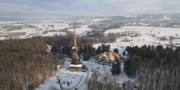 Peisaj de iarnă la Mănăstirea Săpânța–Peri din județul Maramureș