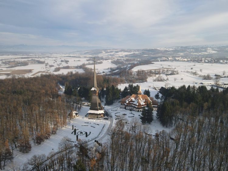 Peisaj de iarnă la Mănăstirea Săpânța–Peri din județul Maramureș