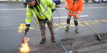 Gropi plombate în Baia Mare. Drumarii puși la treabă „să nu se plictisească”