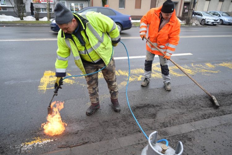 Gropi plombate în Baia Mare. Drumarii puși la treabă „să nu se plictisească”