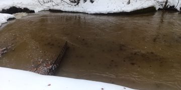 Ploile din ultimele zile creează probleme în furnizarea apei către locuitorii din cartierul Băița, oraș Tăuții Măgherăuș