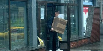 FOTO: 15 kilograme de canabis trimise în colete banale din Spania, descoperite de polițiști