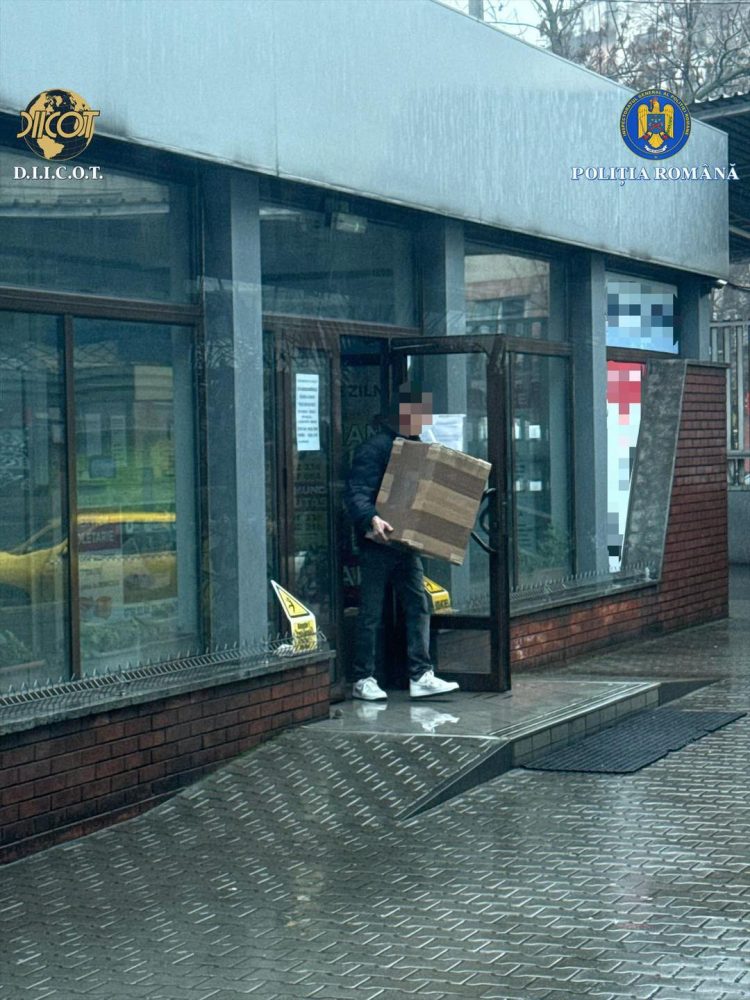 FOTO: 15 kilograme de canabis trimise în colete banale din Spania, descoperite de polițiști