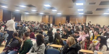 Andrei Ostrovanu, invitat să le vorbească liceenilor băimăreni despre nonviolență