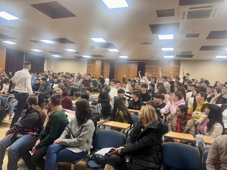 Andrei Ostrovanu, invitat să le vorbească liceenilor băimăreni despre nonviolență