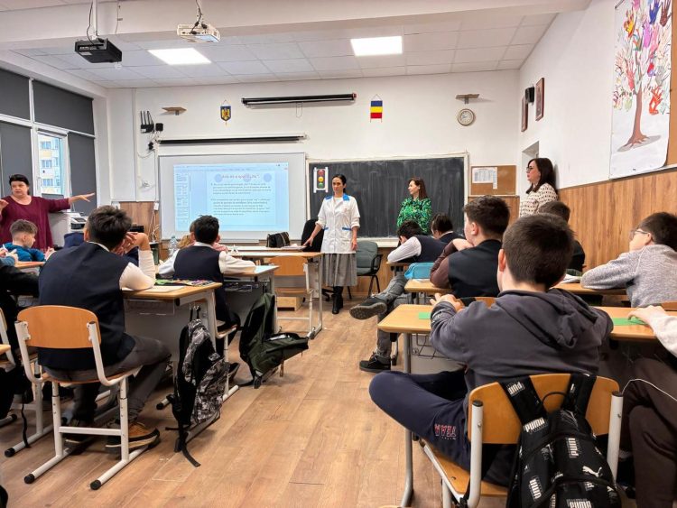 FOTO: Adolescența – între alegeri și consecințe: activitate de informare și educație pentru elevii băimăreni