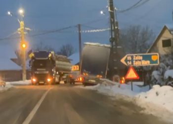 VIDEO: Camion în șanț la Satulung