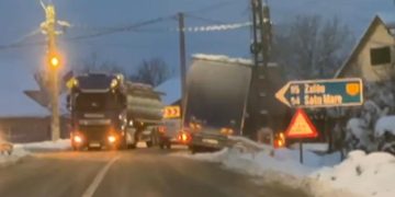 VIDEO: Camion în șanț la Satulung