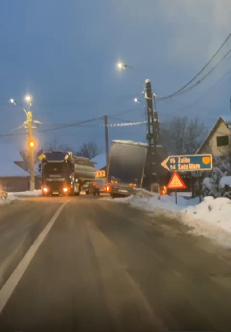 VIDEO: Camion în șanț la Satulung