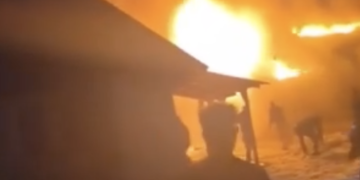 Casă distrusă de un incendiu puternic în Maramureș