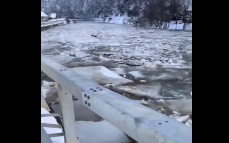Sloiuri de gheaţă pe mai multe râuri din Maramureș