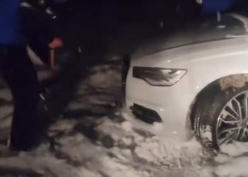 Jandarmii montani de la Șuior, în sprijinul unei familii care a rămas cu mașina înzăpezită la Mogoșa