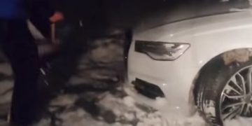 Jandarmii montani de la Șuior, în sprijinul unei familii care a rămas cu mașina înzăpezită la Mogoșa