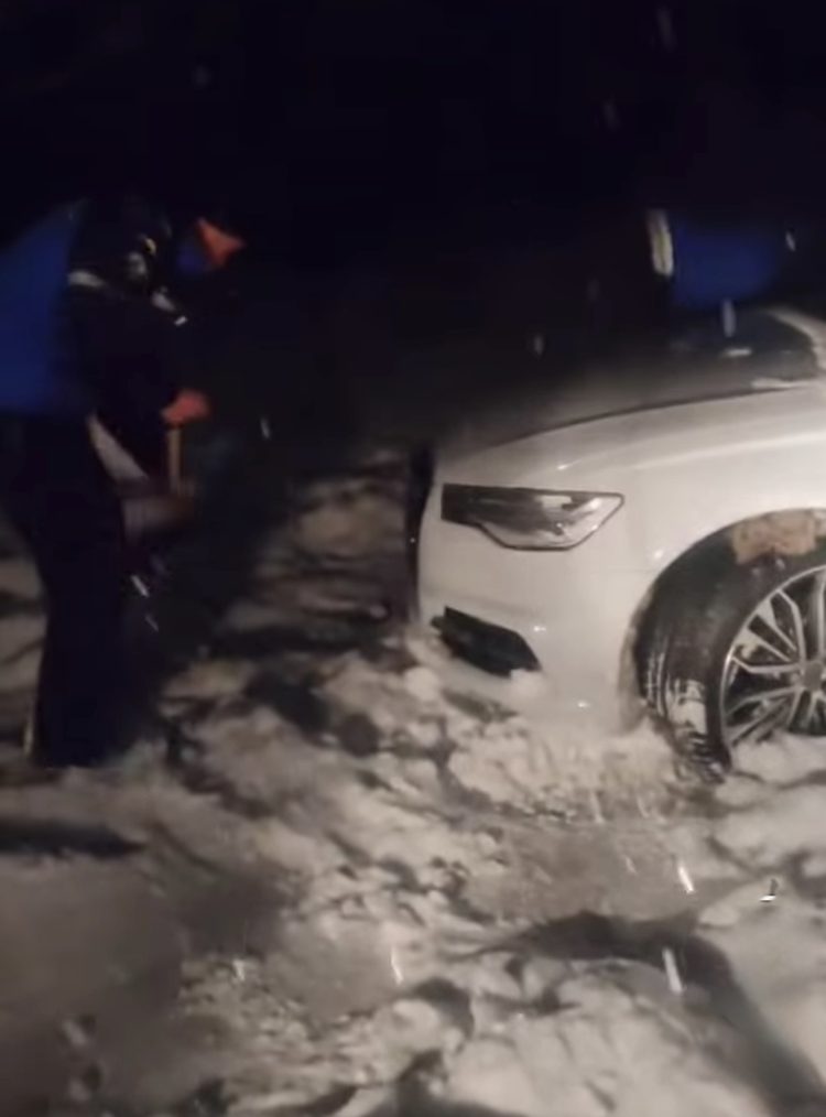 Jandarmii montani de la Șuior, în sprijinul unei familii care a rămas cu mașina înzăpezită la Mogoșa