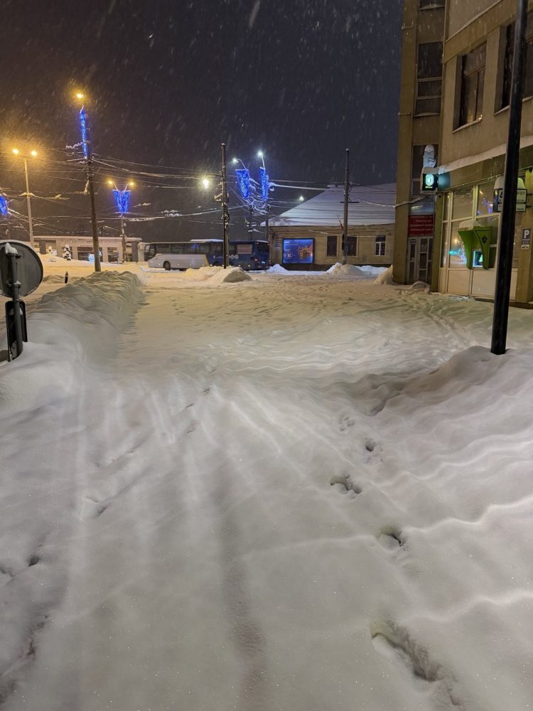 Foto: Prea puțin, prea târziu. Dezastru pe străzile din oraș