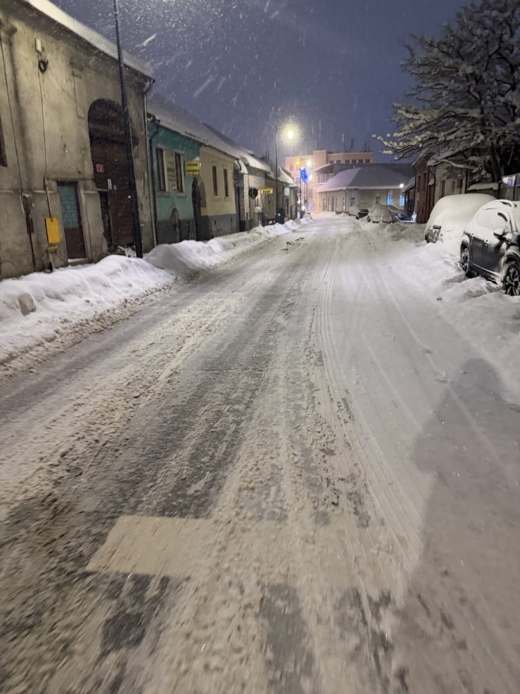 Foto: Prea puțin, prea târziu. Dezastru pe străzile din oraș