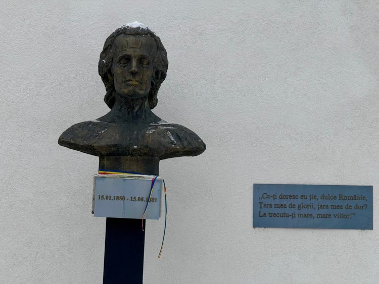 Totul începe cu un nume: Mihai Eminescu!