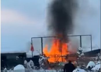 VIDEO: ACTUALIZARE – Incendiu la Lăpușel. O anexă arde cu flăcări uriașe
