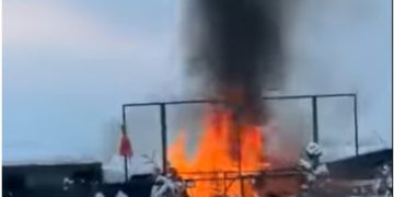 VIDEO: ACTUALIZARE – Incendiu la Lăpușel. O anexă arde cu flăcări uriașe