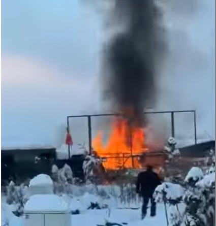 VIDEO: ACTUALIZARE – Incendiu la Lăpușel. O anexă arde cu flăcări uriașe