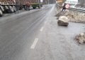 Atenție, șoferi! Bolovan pe carosabil în zona Mănăstirii Bârsana. Trafic îngreunat
