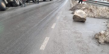 Atenție, șoferi! Bolovan pe carosabil în zona Mănăstirii Bârsana. Trafic îngreunat