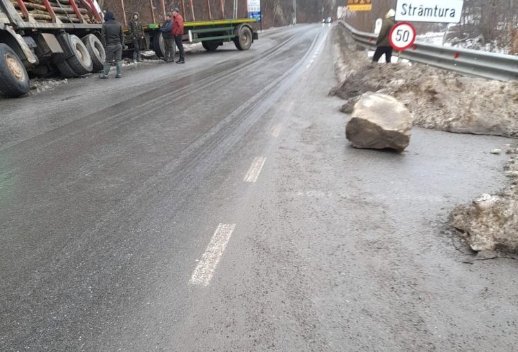 Atenție, șoferi! Bolovan pe carosabil în zona Mănăstirii Bârsana. Trafic îngreunat