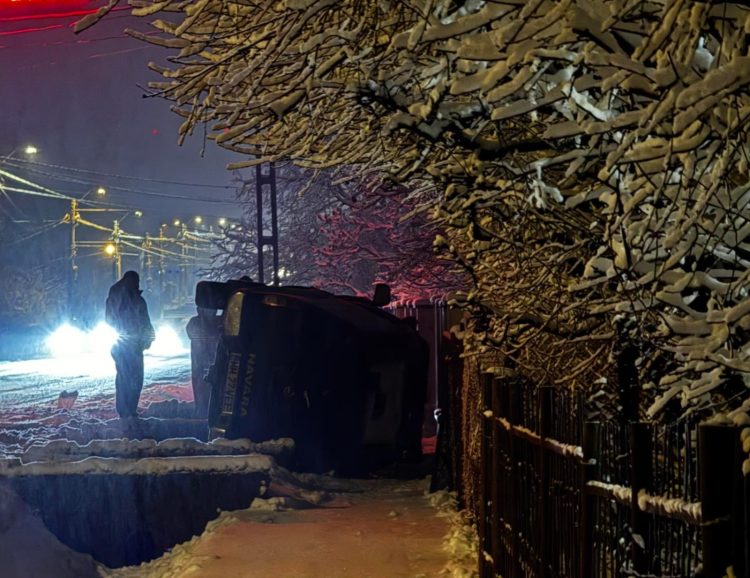 Accident rutier pe DN 1C, între Lăpușel și Hideaga. Mașină răsturnată pe carosabil