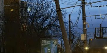 Accident rutier grav la Semilună. Un autoturism a lovit un stâlp de iluminat – foto