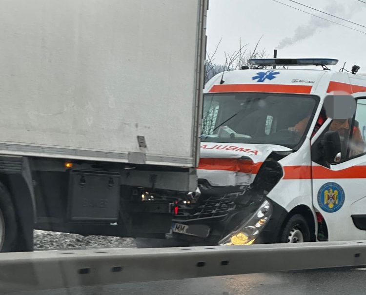 Accident rutier pe DN1C, la Jucu. Ambulanță din Maramureș implicată într-un eveniment pe carosabil înghețat