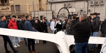 Cu avionul la …. un liceu din Baia Mare
