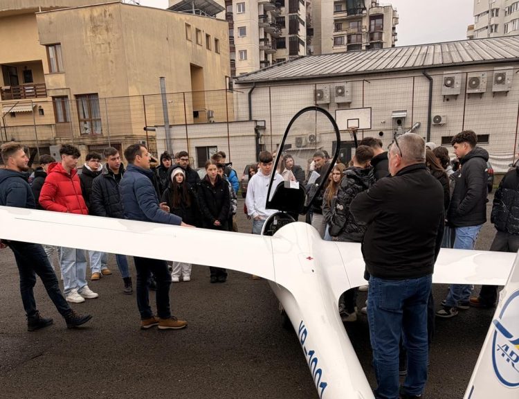 Cu avionul la …. un liceu din Baia Mare