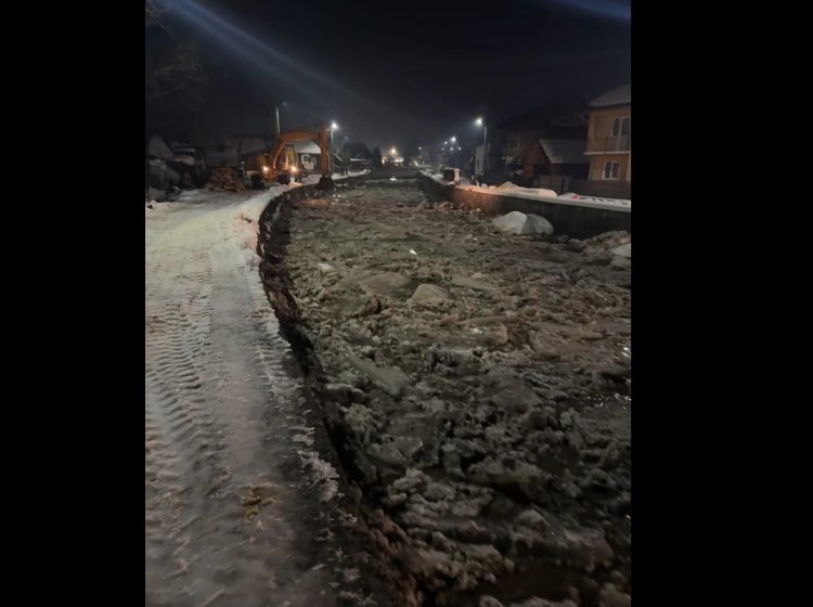 Alertă hidrologică în Maramureș. Zăpoare pe Botiza, Suciu, Lăpuș și Iza, ghețuri și terenuri inundate – foto