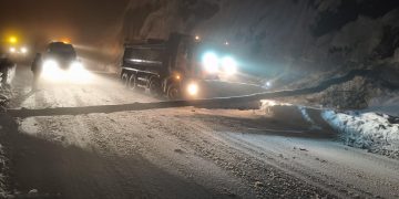 Atenție, șoferi! Copac doborât de zăpadă pe DN18, în Pasul Gutâi. Trafic oprit temporar – foto