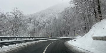 Vreme rece și ninsori în Maramureș. Vânt puternic la munte și polei pe drumuri