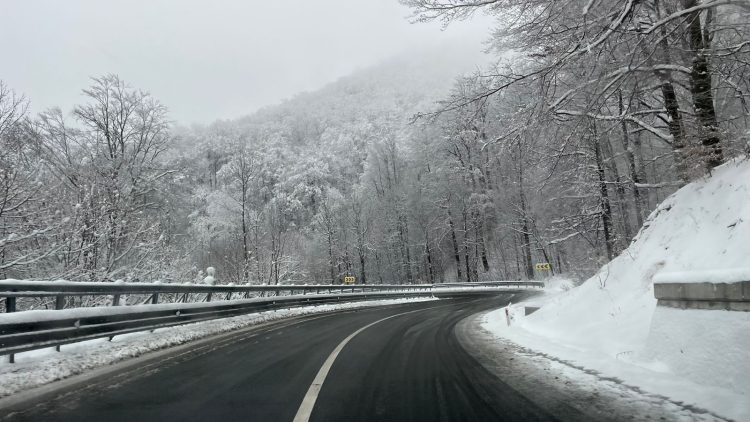 Vreme rece și ninsori în Maramureș. Vânt puternic la munte și polei pe drumuri