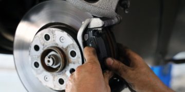 Semne că plăcuțele de frână sunt uzate: zgomote, vibrații, pierdere de eficiență