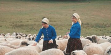 Gemenele Folclorului Maramureșean, Suzana și Daciana Vlad, lansează un nou cântec din repertoriu propriu – un omagiu adus ciobanului român