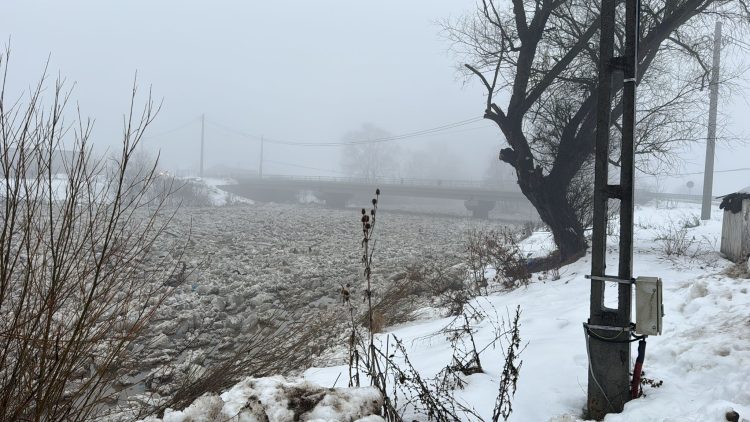 Pericol de inundații din cauza zăpoarelor. COD PORTOCALIU pe Lăpuș