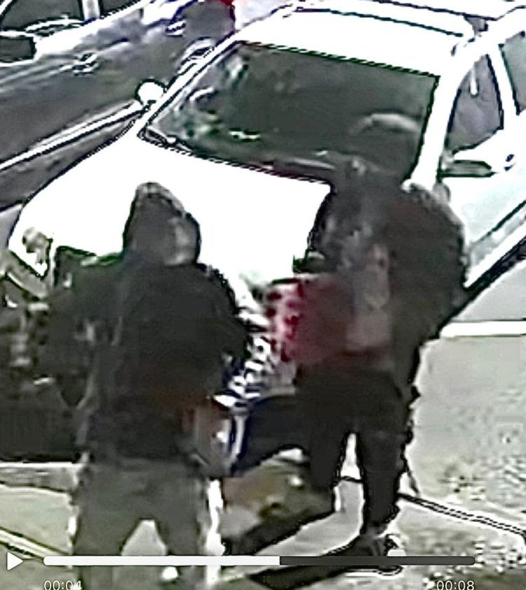 Hoți surprinși în timp ce acționau asupra unor autoturisme parcate pe bd. Republicii