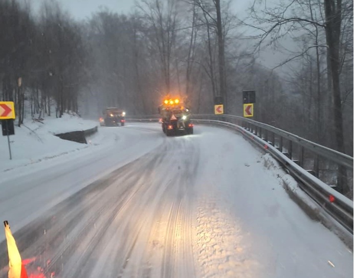 Atenție! Condiții meteo severe în Maramureș: strat de zăpadă și risc de polei