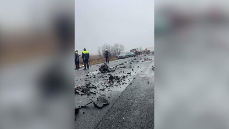 Accident teribil pe E70.  Cel puțin șase persoane au murit în urma unui impact devastator între un microbuz, un TIR și o autocisternă