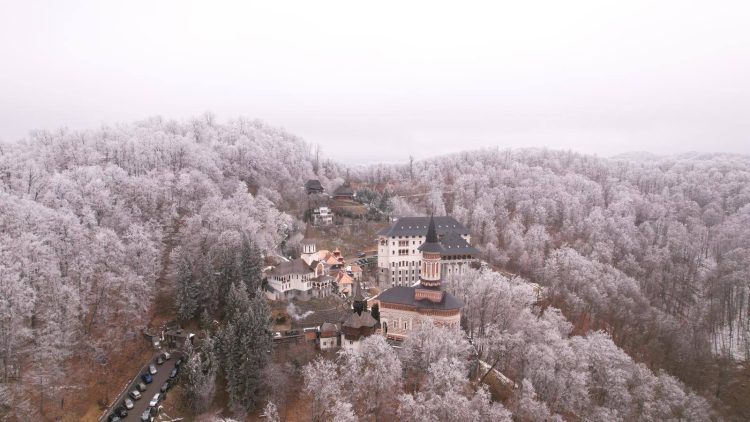 Duminică, liturghie arhierească la Mănăstirea „Sfânta Ana” Rohia