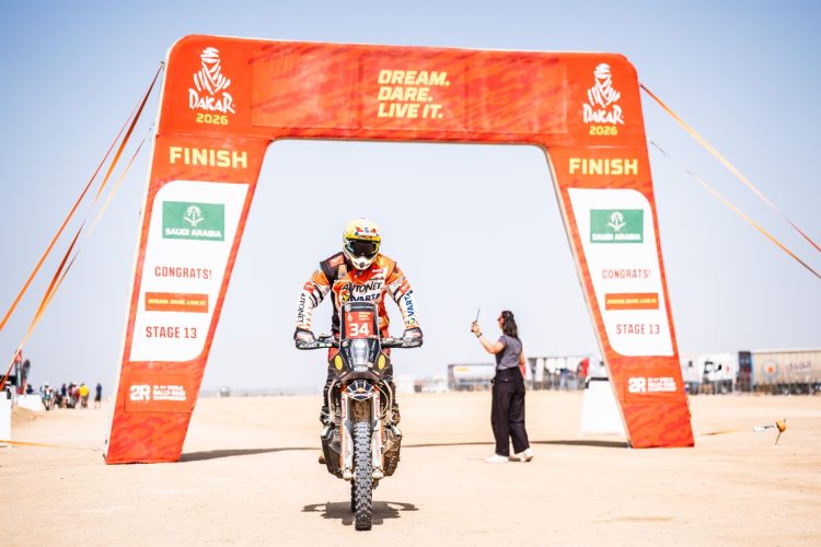 Raliul Dakar. Sătmăreanul Mani Gyenes, primit în orașul natal cu artificii și tort – foto