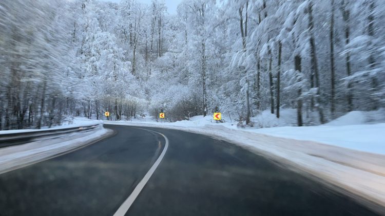 Cum se circulă pe drumurile din județ și cum va fi vremea de azi