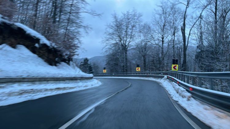 Situația meteo și a drumurilor din județ. Zăpadă, gheață pe râuri și carosabil umed